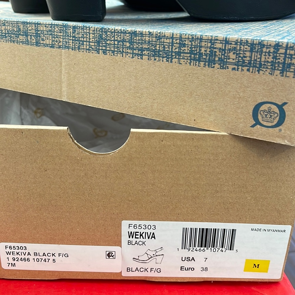 Wekiva Born black open toe platform sandals. Brand new in box with tags..